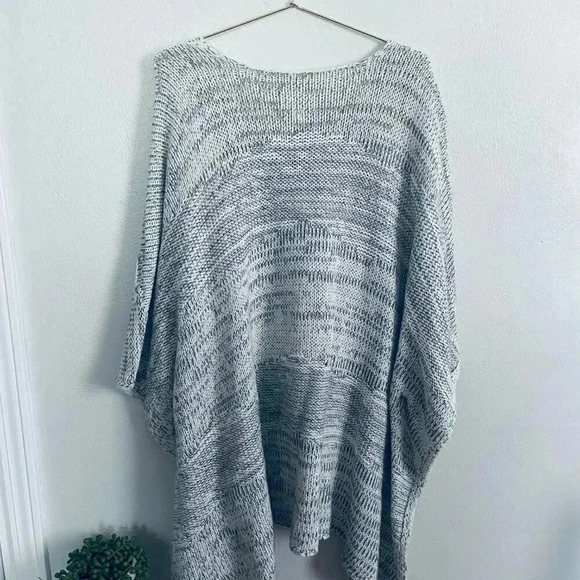 Universal Thread Women's Poncho Sweater Like New - Picture 2 of 3